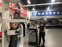 图片包含 室内, 天花板, 人, 男人描述已自动生成